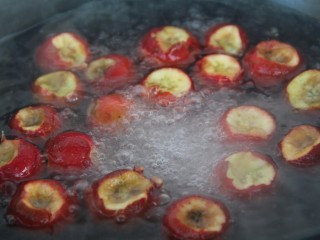 9、自制山楂罐头,大火烧开