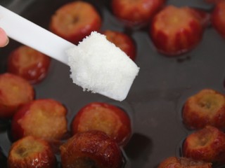 12、自制山楂罐头,加入一小勺白糖