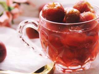 14、自制山楂罐头,盛出，放入冰箱冷藏一会再吃，味道太棒了