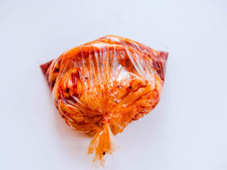 6、烤鸡,将鸡与酱汁倒入保鲜袋中，排除袋中的空气，收口，放入冰箱再次静置冷藏24-48小时（二次腌制为了入味更充分，注意多套几个保鲜袋；为什么不用刚才的密封袋，密封袋的贴合度没有保鲜袋更好，为了酱汁更贴合鸡肉我用了保鲜袋）腌制过程中，可以时不时的隔着袋子按摩数次。