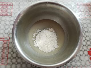 4、草莓蛋糕盒子,加入过筛的低筋面粉