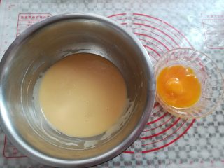 7、草莓蛋糕盒子, 分3次加入蛋黄，拌匀后再加入另外一个蛋黄