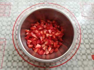 18、草莓蛋糕盒子, 草莓去蒂切成小块备用