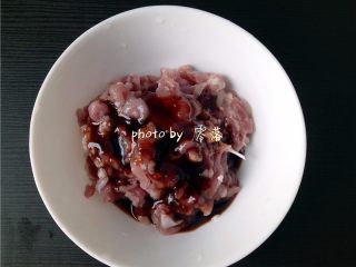 2、生椒鸭肉披萨,鸭腿洗净，拭干水分；将鸭架、肥肉、鸭油等踢掉；鸭肉切丝，用适量烤肉酱拌匀，腌制片刻；