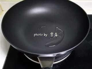 4、生椒鸭肉披萨,不粘炒锅调入适量植物油烧热；