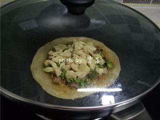 11、生椒鸭肉披萨,盖上盖子，煎至芝士融化；