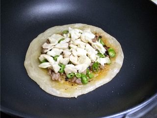 10、生椒鸭肉披萨,撒上芝士；