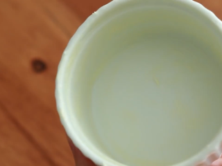 1、舒芙蕾,先涂一层牛油在模具中，用刷子在模具的周边由下往上直扫，可以使在烤的时候平均的上升