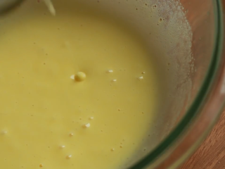 5、舒芙蕾,蛋黄加入40g糖，打发至糖融化，颜色变淡