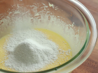 6、舒芙蕾,筛入面粉，搅拌