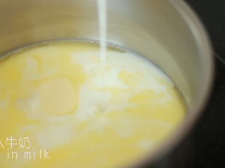 8、舒芙蕾,加入牛奶，小火煮至微热