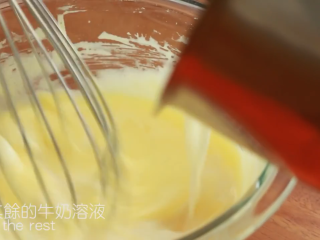 10、舒芙蕾,接着快速搅拌混合，加入其余的牛奶溶液，搅拌