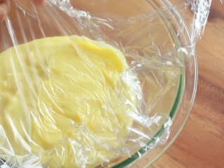 12、舒芙蕾,搅拌好后，倒入玻璃碗中，用保鲜膜紧贴着防止起皮，放入冰柜冷却