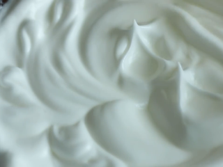 14、舒芙蕾,加入25克糖，高速打发至如图状态