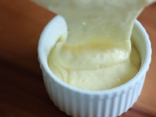 17、舒芙蕾,倒入之前涂满牛油的模具中