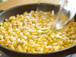 6、24m+香甜玉米烙,玉米粒粘连成整块之后,加入之前捞出的油,转中火再煎三分钟~