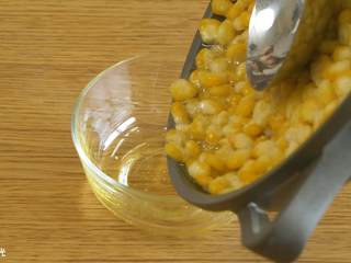 7、24m+香甜玉米烙,把多余的油倒出来~