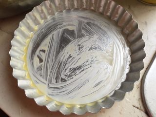 4、三文鱼牛油果土豆丝披萨,模具里刷上一层融化的黄油