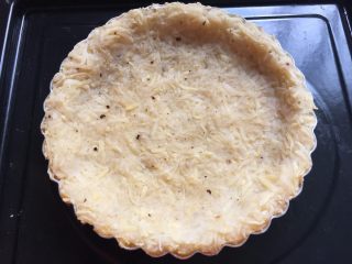 6、三文鱼牛油果土豆丝披萨,放入预热好的烤箱，160度烤15分钟