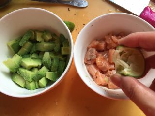 7、三文鱼牛油果土豆丝披萨,牛油果、三文鱼切成小丁，分别加点盐和柠檬汁腌制一会