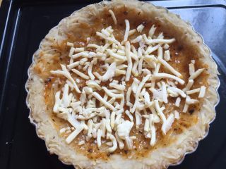 9、三文鱼牛油果土豆丝披萨,撒上适量的马苏里拉芝士