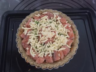 11、三文鱼牛油果土豆丝披萨,撒上一层马苏里拉芝士