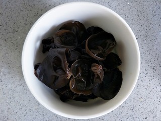 1、山药炒木耳,木耳用清水泡发,摘去根部,分成小朵,洗净备用