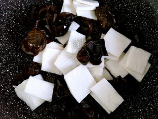 7、山药炒木耳,煸炒片刻就可以加入山药了