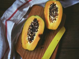 1、港式甜品 木瓜椰奶西米露,木瓜纵向切开