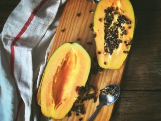 2、港式甜品 木瓜椰奶西米露,用勺子挖出中间的籽