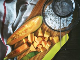 4、港式甜品 木瓜椰奶西米露,木瓜切块备用