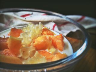 10、港式甜品 木瓜椰奶西米露,第二天加入椰奶中一起加热,再放入木瓜块即可