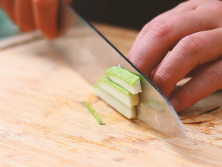 3、意大利芝士烤牛排,西葫芦切丁。