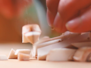 4、意大利芝士烤牛排,蘑菇切丁。