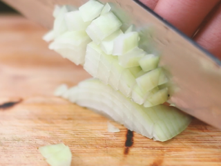 5、意大利芝士烤牛排,洋葱切丁。