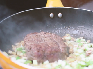 8、意大利芝士烤牛排,黄油煎牛排，加入蔬菜丁炒香，取出牛排，锅内加入香芹、芝士、海盐翻炒。