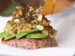 10、意大利芝士烤牛排,牛排上摆上牛油果片，倒上炒好的蔬菜丁。