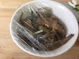 5、蒜蓉烤虾,中途可以再拌拌，让基围虾入味更均匀。