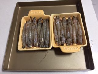 6、蒜蓉烤虾,把基围虾均匀铺在凯得宝小烤盘上，开背的部位朝上。