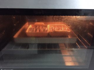 7、蒜蓉烤虾,烤箱提前预热，上下火180度先烤五分钟。