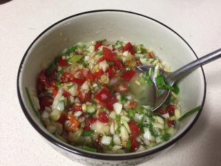 9、蒜蓉烤虾,热油淋在蒜蓉上，加入生抽酱油、剁椒酱、葱花一起拌匀。