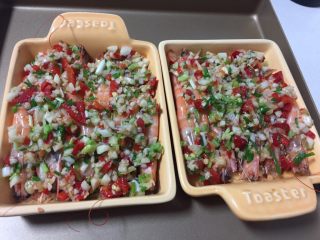 10、蒜蓉烤虾,拿出烤盘把蒜蓉酱均匀的铺在基围虾上，再马上送入烤箱烤十分钟。