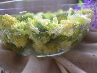 2、厨房挑战+素菜+蒜蓉西兰花,将西兰花掰成小朵,放进去浸泡一刻钟