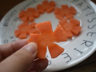 3、厨房挑战+素菜+蒜蓉西兰花,胡萝卜去皮,切成片即可。我是为了美观,又做了个花型的小造型。