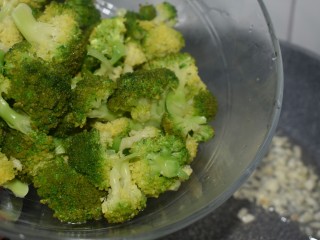 10、厨房挑战+素菜+蒜蓉西兰花,炒香后倒入西兰花