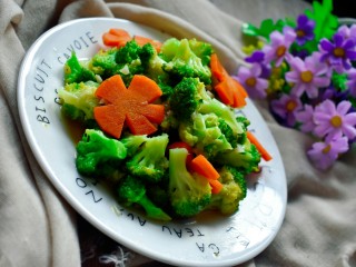 14、厨房挑战+素菜+蒜蓉西兰花,既清淡又营养健康的蒜蓉西兰花就做好啦。是不是特别简单,自己在家做成本不到五块钱哦~