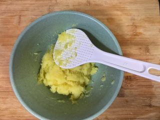 13、超满足便当（5）,碾压成泥 喜欢用什么都行 然后加入盐拌开 然后分次加入糯米粉 我大概加了三次 没加一次拌匀看看程度再加