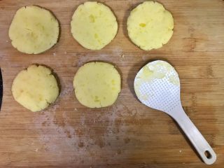 14、超满足便当（5）,然后用手弄成一坨坨 再压成小饼状