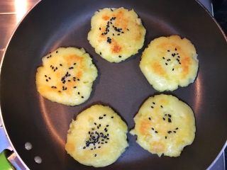 18、超满足便当（5）,煎至两面焦黄即可