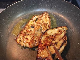 22、超满足便当（5）,翻面煎一煎为了把油摊开一点转了好久 结果油太热了 把肉都煎黑了